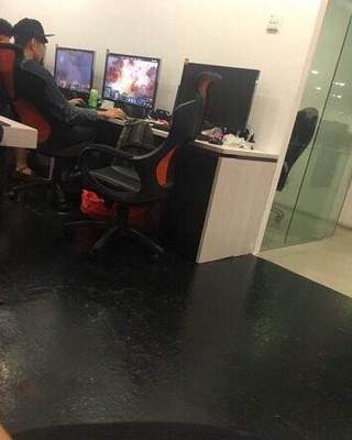 林俊杰網吧打游戲好心給粉絲簽名,反被怒噴誤人子弟!