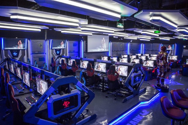 網(wǎng)咖or電競(jìng)館,網(wǎng)吧該如何選擇轉(zhuǎn)型之路?