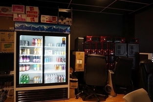 實拍美國網吧 玩累了還能做美甲