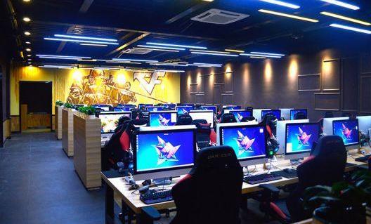 網吧老板為啥不趕走 蹭睡 的人 并非好心,知情人道出 貓膩