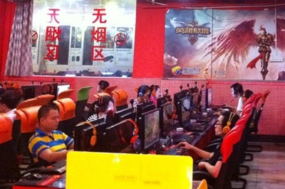 圣通網(wǎng)吧迎接《英雄聯(lián)盟》比賽采購技嘉B75高端電腦