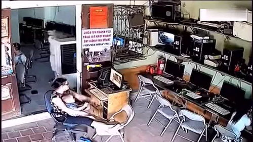 網吧老板在吧臺哄孩子,監控記錄了這大膽的行為