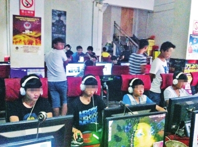 網(wǎng)吧里,玩嗨的孩子不回家(圖)-