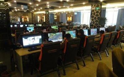 男子穿短褲吃住在網(wǎng)吧 店員怕他受凍報(bào)警_社會(huì)_新聞中心_長(zhǎng)江網(wǎng)_cjn.cn