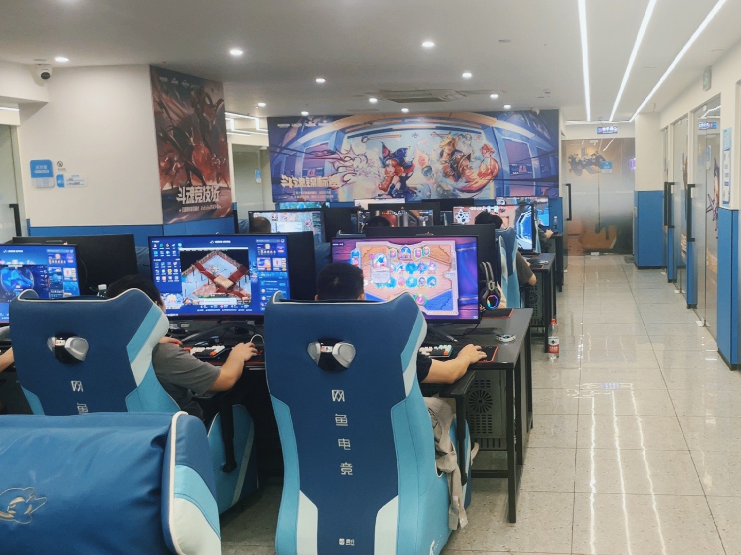 這家網(wǎng)吧簡直是上網(wǎng)者的天堂!