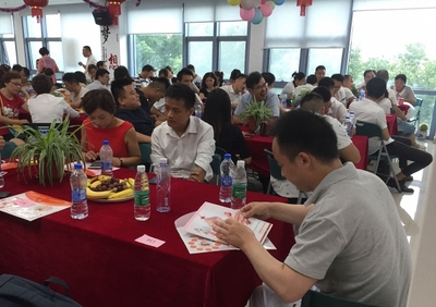 曾在蘋(píng)果手機(jī)代工廠的網(wǎng)吧青年:這里是一片天地,人來(lái)人去