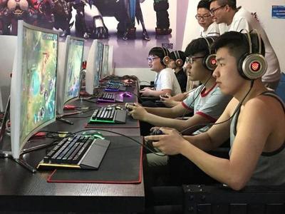 和朋友去開黑嗎?網吧一年倒閉超12000家,電競這么火轉型那么難