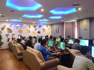 在網吧遇見那種玩游戲就開罵并且聲音很大的人,該怎么辦?